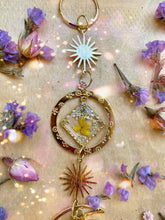 Load image into Gallery viewer, Little yellow flower
