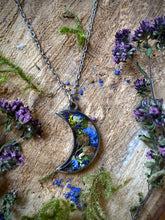 Load image into Gallery viewer, Kisses in the forest
