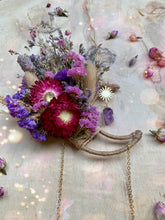 Load image into Gallery viewer, Catching flowers
